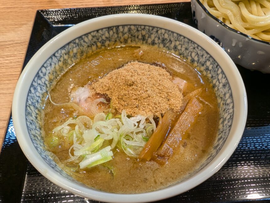 【鹿児島中央】ドロドロの濃厚スープと大量の魚粉でインパクト抜群『つけ麺神鳴厘屋 中央駅前店』
